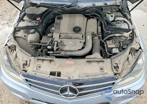 2014 Mercedes-Benz C 250 z USA, uszkodzony, nr VIN WDDGF4HB4EG245351